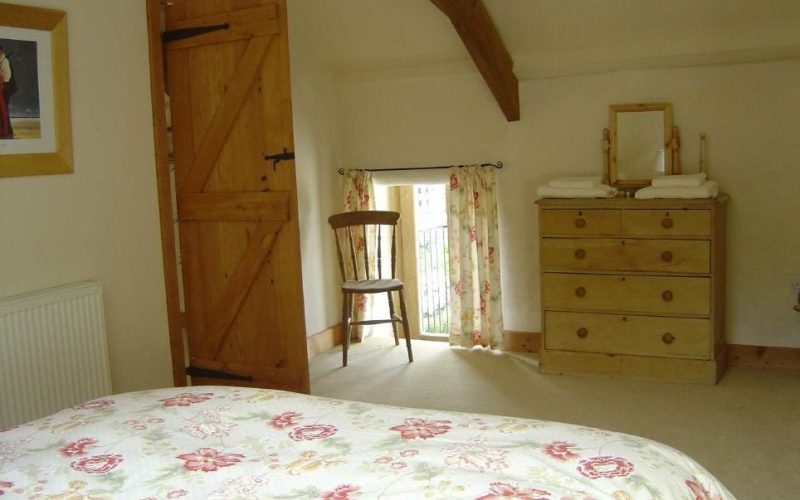 Harmony-Cottage-Bedroom-Image-Stags_1774367381303.jpeg